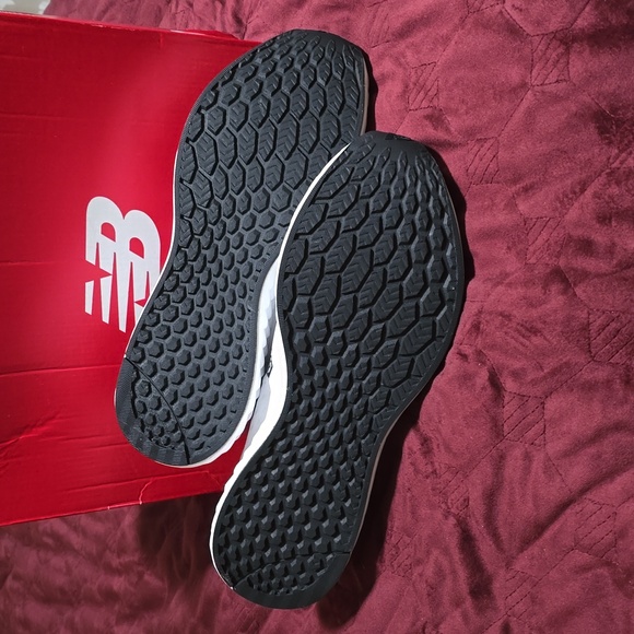 Ladies New Balance shoes - Picture 3 of 7